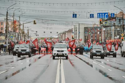 В колонне «Бессмертного полка» в Рязани проследовали автомобили «УАЗ Патриот»